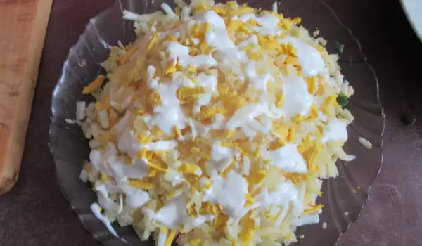 Salat mit Mayonnaise und gekochten Eier