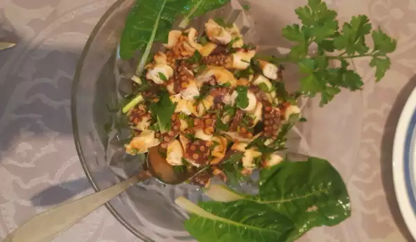 Salat mit Oktopus und Spinat