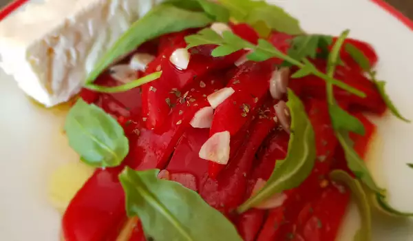 Salat aus gerösteten roten Paprika mit Rucola