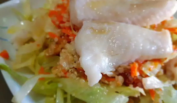 Salat mit Quinoa und Weißfisch