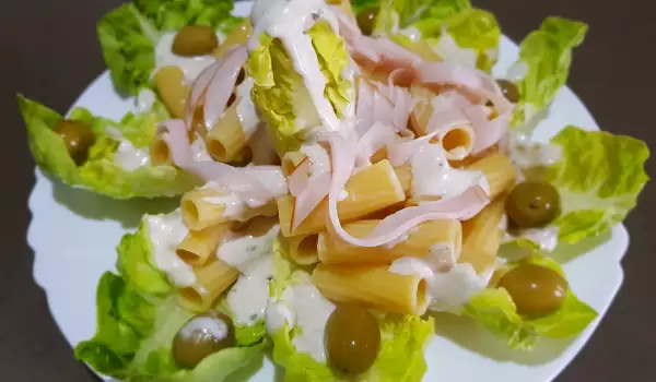 Salat mit Rigatoni, Caesar Soße und Putenfilet