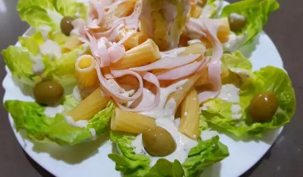 Salat mit Rigatoni, Caesar Soße und Putenfilet