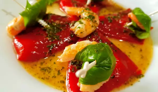 Salat mit Garnelen und gerösteter Paprika