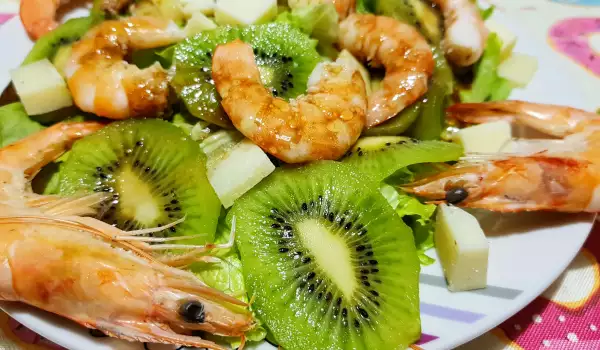 Frischer Salat mit Kiwi und Garnelen