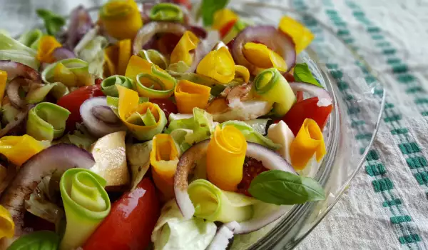 Salat mit Zucchini, Tomaten und Mozzarella