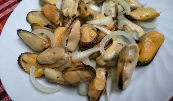 Einfacher Salat aus gefrorenen Muscheln