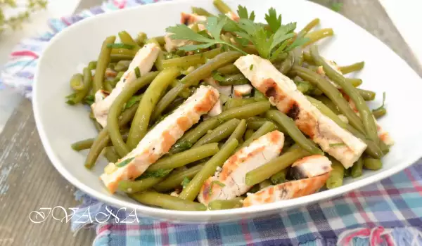 Salat mit grünen Bohnen und gebratenem Putenfleisch