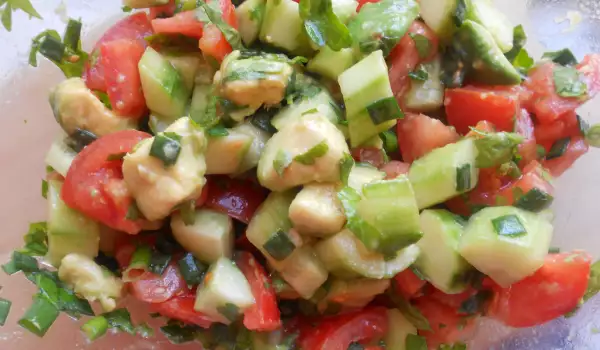 Salat mit Avocados, Tomaten und Gurken