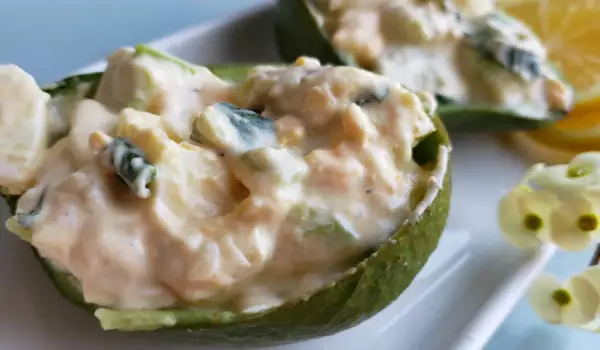 Eiersalat mit Avocado und Lauchzwiebeln