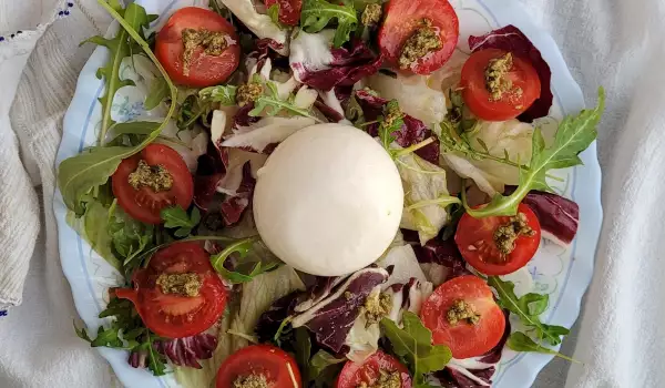 Salat mit Burrata und Pesto