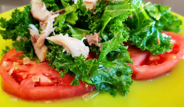 Salat mit Grünkohl und Tomaten