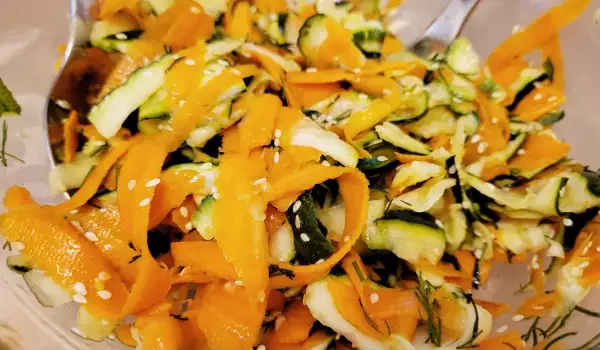 Schneller Salat aus Zucchini und Karotten