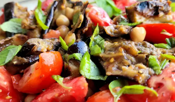Mediterraner Salat aus Auberginen und Kichererbsen
