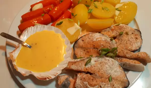 Lachs mit gedämpftem Gemüse und Soße Hollandaise