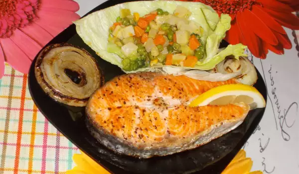 Lachs auf Spanisch mit geschmortem Gemüse