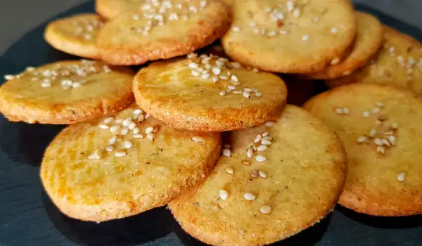 Herzhafte Kekse mit Sesamsamen und Gewürzen