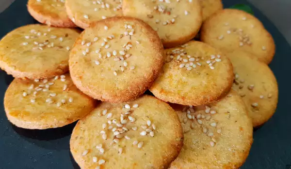Herzhafte Kekse mit Sesamsamen und Gewürzen