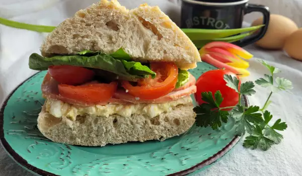 Kaltes Sandwich mit Eierpaste