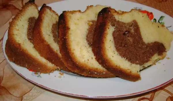 Bunter Kuchen mit Kakao