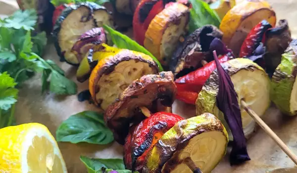 Vegane gegrillte Gemüsespieße