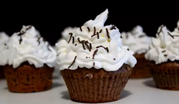 Cupcakes mit flüssiger Schokolade und Sahne