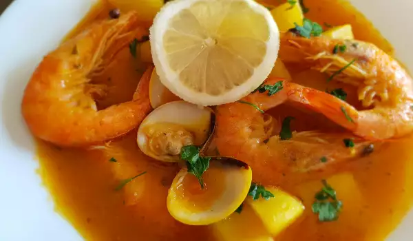 Mediterrane Suppe mit Muscheln und Garnelen