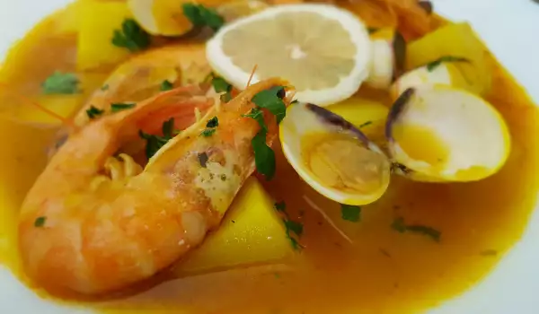 Mediterrane Suppe mit Muscheln und Garnelen