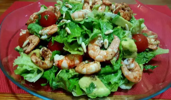 Grüner Salat mit Garnelen und Avocado