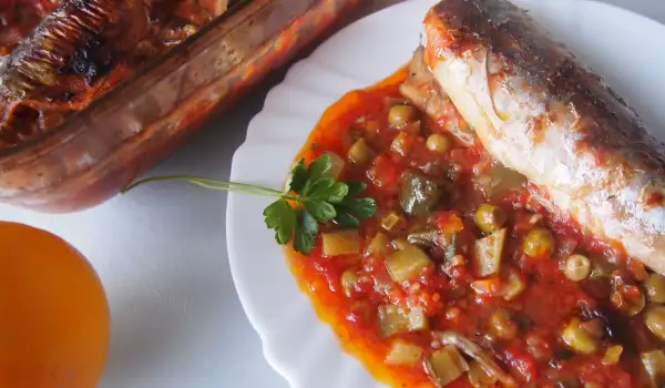 Makrelen in Tomatensoße mit Erbsen und Essiggurken