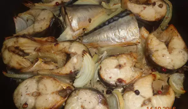 Makrelen mit Zwiebeln im Ofen