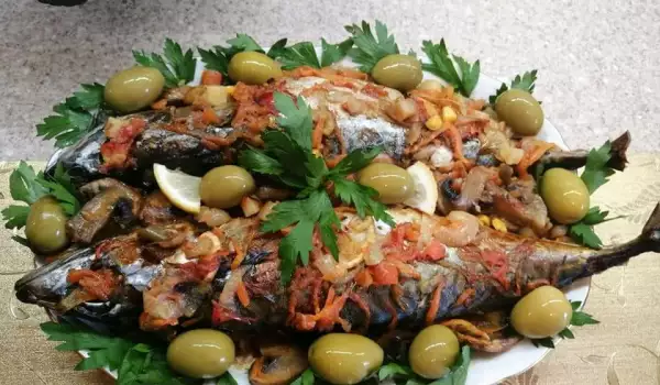 Köstliche gebackene Makrele mit Gemüse