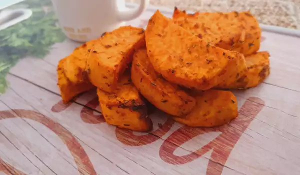 Süßkartoffeln mit Soße im Ofen