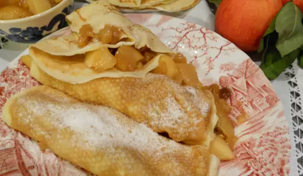 Französische Pfannkuchen mit karamellisierter Apfelfüllung