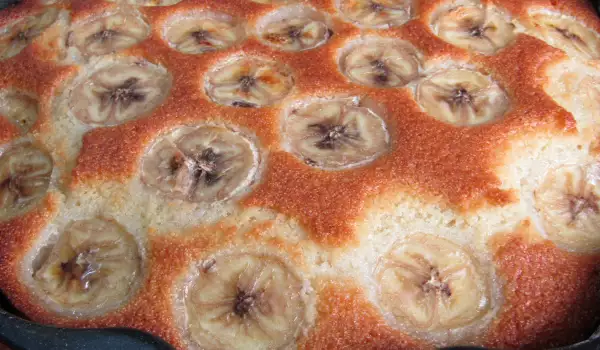 Kuchen mit Grieß und Bananen
