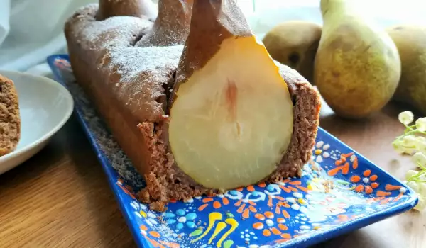 Kuchen mit ganzen Birnen und Kakao