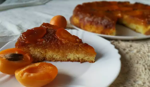 Gestürzter saftiger Aprikosenkuchen