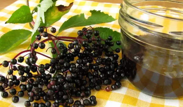 Marmelade aus schwarzen Johannisbeeren