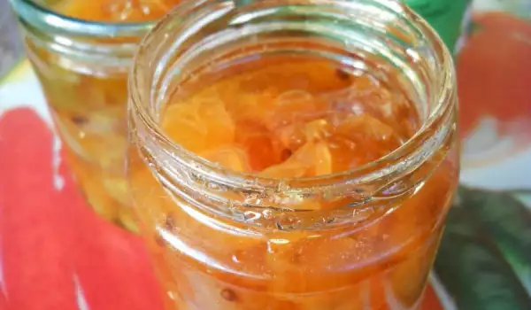 Hausgemachte Marmelade aus weißen Kirschen