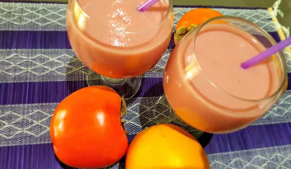 Frischer Smoothie aus Granatapfel, Kaki und Orangen