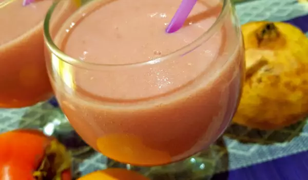 Frischer Smoothie aus Granatapfel, Kaki und Orangen