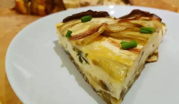 Herzhafter Pie mit Käse, Auberginen und Lauchzwiebeln