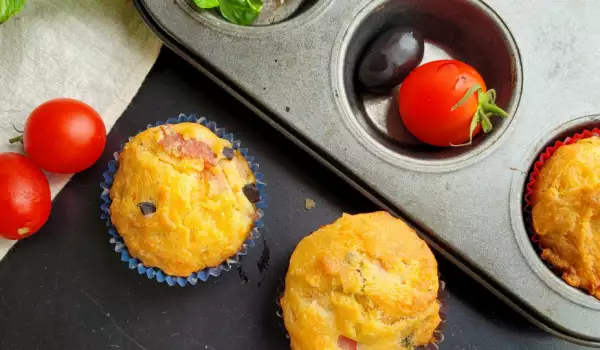 Herzhafte Muffins mit Speck und Cherrytomaten