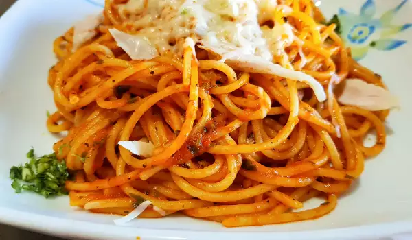 Spaghetti mit Hähnchen und Tomaten