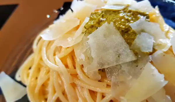 Spaghetti mit Pesto Genovese und Parmesan