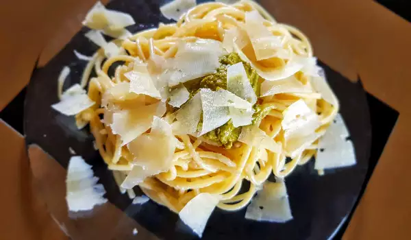 Spaghetti mit Pesto Genovese und Parmesan