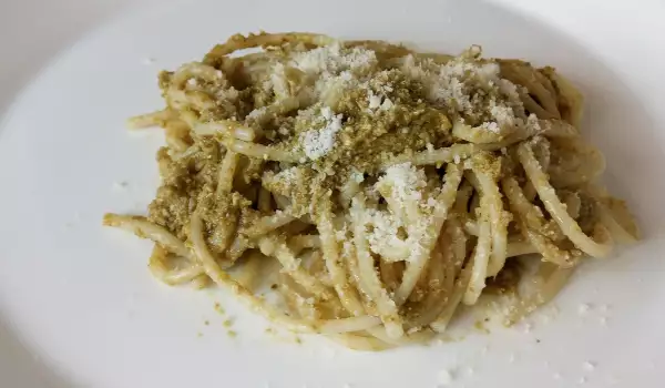 Spaghetti mit Pesto und Parmesan