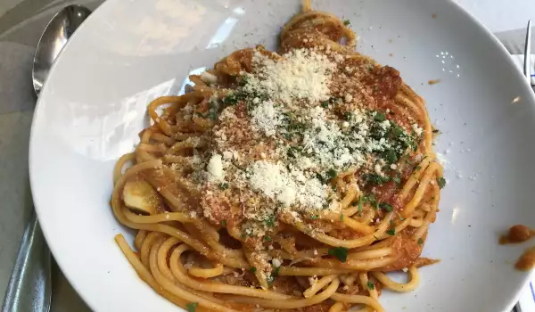 Spaghetti mit Anchovis und Mandeln