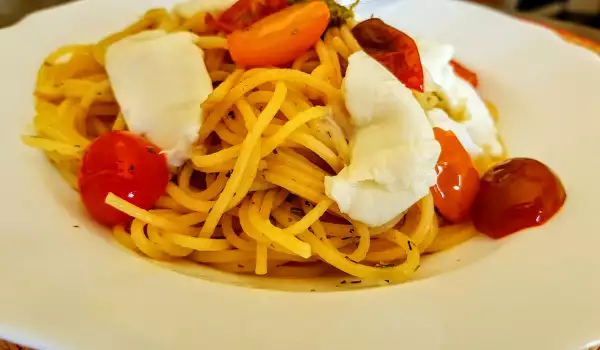 Spaghetti mit Cherrytomaten und Büffelmozzarella