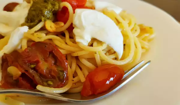 Spaghetti mit Cherrytomaten und Büffelmozzarella