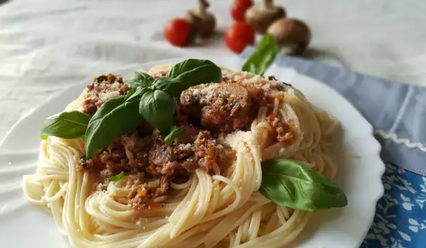 Spaghetti mit Bolognesesoße und Pilzen